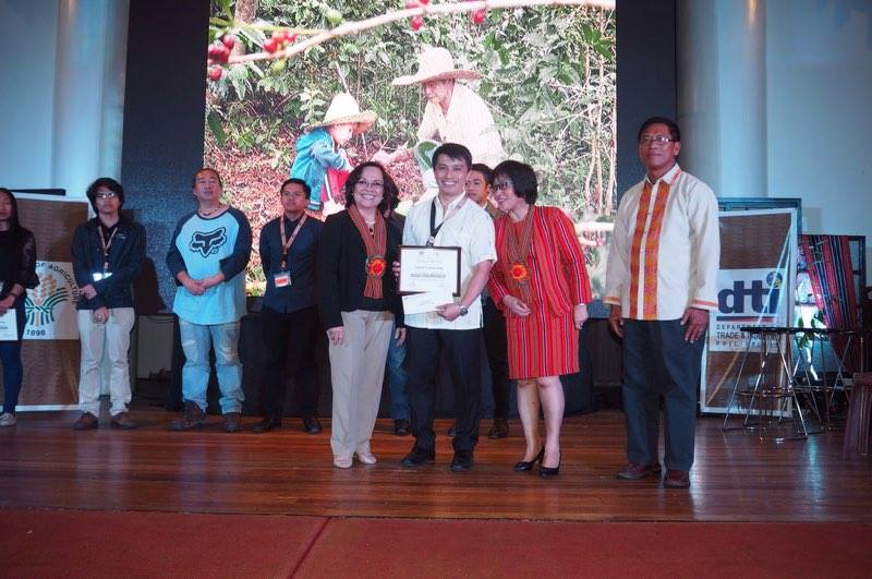 LCdr Luma-ang Bags Top Prize in Photocontest